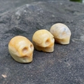 Tre teschi in pietra naturale color crema intagliati a mano per decoro di Halloween - Agata Pazza
