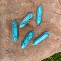 Set di sei cristalli di turchese esagonali a doppia punta su sfondo di pietra naturale - Turchese (Sintetico)