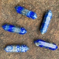 Cinque pezzi di cristallo naturale di lapislazzuli blu a doppia punta su pietre grezze - Lapislazzuli naturale