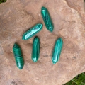 Set di cinque pilastri in cristallo esagonale di malachite naturale su pietra grezza - Malachite (Sintetica)