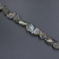 Natürliche Labradorit-Rohsteine mit blauem Schimmer auf einer Schnur für DIY-Schmuck - Vertikal Gebohrter Rohstein / Labradorit
