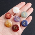 Set aus 7 Chakra-Steinen mit goldenen Yoga-Symbolen auf natürlichen Edelsteinen - Kleine runde Scheibe