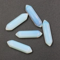 Set di cinque pilastri in opale esagonale con riflessi blu su sfondo grigio scuro - Opale Sintetico
