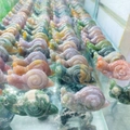 Figurines d'escargot en agate naturelle polie de diverses couleurs et motifs variés - 1,5 Pouce Grand Escargot Agate de l'Inde (Longueur 50 mm)