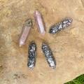Pilastri esagonali a doppia punta in quarzo rosa naturale lucidato e rodonite pura - Rodonite