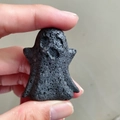 Statuina fantasma in pietra lavica con trama porosa per decorazioni di Halloween - Pietra lavica