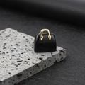 Ciondolo mini borsa in ossidiana nera con manico dorato su base in pietra vulcanica - Ossidiana