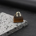 Ciondolo mini borsa in cristallo occhio di tigre con manico dorato su roccia lavica - Occhio di tigre