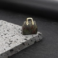 Mini ciondolo a forma di borsa in pietra di sangue di drago con manico dorato - Pietra Sangue di Drago