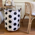 Nordischer Wäschekorb aus Leinwand mit schwarzen Punkten und braunen Ledergriffen auf Holzboden - Großer Runder Schwarz-Weißer Polka Dot Aufbewahrungskorb