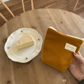 Gemberkleurige fluwelen mini make-up tas met rits en nice to meet you label op hout - Gembergeel Fluweel