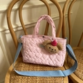 Roze gewatteerde tas in hartvorm met blauwe riem en schattige bruine beer hanger - Roze