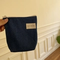 Donkerblauwe mini-make-uptas van denim met tekstlabel en metalen ritssluiting - Denim Donkerblauw