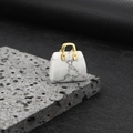 Ciondolo mini borsa in howlite bianca con manico in metallo dorato lucido - Howlite