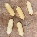 Set di cinque prismi esagonali in cristallo giallo a doppia punta su roccia naturale - Topazio
