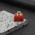 Mini ciondolo a forma di borsa in agata rossa con elegante manico in metallo dorato - Diaspro Rosso