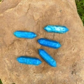 Pilastri di cristallo di sodalite blu a doppia punta esagonale su pietra naturale - Pino Blu (Tinto)