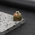 Mini ciondolo a forma di borsa in pietra naturale Unakite con manico in metallo dorato - Unakite