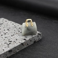 Ciondolo mini borsa in pietra naturale grigia maculata con un manico dorato lucido - Labradorite