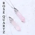 Elegante Halskette mit Rosenquarz-Sechskantanhänger und Silberkette auf Blumenhintergrund - Rosenquarz