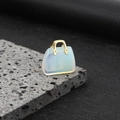 Mini ciondolo a borsa in cristallo con pietra bianco latte e manico in metallo dorato - Opale (Sintetico)