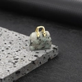 Ciondolo borsa in miniatura realizzato in pietra dalmata con manico in metallo dorato - Pietra naturale