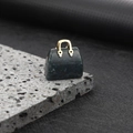 Ciondolo mini borsa in pietra naturale verde scuro con manico in metallo dorato - Agata Indiana