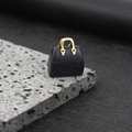 Ciondolo mini borsa a mano in pietra blu con manico in metallo dorato lucido - Pietra di sabbia blu