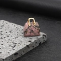 Pendente mini borsa realizzato in rodonite rosa naturale con manico in oro lucido - Rodonite