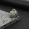 Ciondolo mini borsa in pietra naturale verde con elegante manico in metallo dorato - Giada del Qinghai