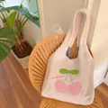 Borsa tote in pile con ricamo a ciliegia e fodera a scacchi bianchi e neri - Stile Lana di Agnello Ciliegia Patchwork a Quadri Rosa (Senza Pendente)
