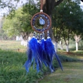 Atrapasueños artesanal de cuero marrón con plumas azul cobalto y piedras naturales - Lapislázuli