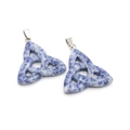 Ciondolo Triquetra nodo celtico in pietra naturale blu e bianca con gancio argento - Sodalite