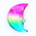 Figura de luna creciente arcoíris con rostro tallado y acabado degradado - Estilo Multicolor Irisado