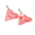 Ciondolo nodo celtico Triquetra rosa traslucido con gancio in metallo argentato - Rosso Anguria (Sintetico)