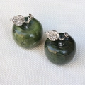 Pareja de adornos de manzana en piedra natural verde con hojas de plata brillantes - Jade del Sur (Hoja Plateada) / 30 x 35mm