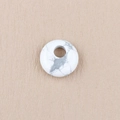 Ciondolo in howlite bianca con venature grigie naturali in forma classica a ciambella - Howlite