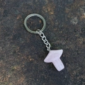 Portachiavi a fungo in quarzo rosa con anello in metallo argento su pietra scura - Quarzo rosa