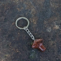 Portachiavi con fungo in pietra di cristallo naturale rosso e nero con anello argento - Ossidiana Mogano