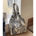 Tragetasche aus Lammwolle mit schwarzem Paisleymuster und weicher Plüschtextur in Creme - Weiß Ethno Paisley Fleece