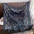 Detailaufnahme eines dunkelblauen Paisley-Quadrattuchs auf braunem Lederhintergrund - 90x90cm / Marineblau