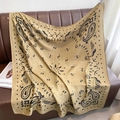 Großes senfgelbes quadratisches Tuch mit Paisley-Muster auf einem Ledersofa drapiert - 90x90cm / Dunkles Khaki