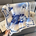 Sciarpa in seta satinata con stampa di fiori blu e motivi di ombrelli tradizionali - 80x180cm / Blu