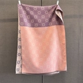 Gros plan sur l'écharpe bicolore à motif trèfle avec détails de fines franges - Rose Violet