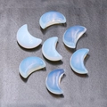 Lot de six pierres d'opale en forme de croissant avec reflets bleus sur fond gris - Opale Synthétique