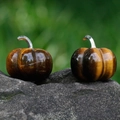 Zwei 30mm Tigerauge-Kristallkürbisse mit Silberstielen für herbstliche Tischdeko - Tigerauge
