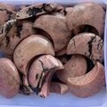 Mondförmige rosa Rhodonit Kristallsteine mit natürlichen schwarzen Mustern in 30mm - Rhodonit