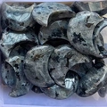 Polierte graue Labradorit-Halbmondsteine mit natürlichen Texturen und Mineralmustern - Labradorit
