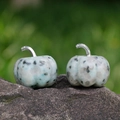 30mm Kürbisfiguren aus Naturstein mit silbernen Stielen auf grauem Felsen - Tianshan Blau
