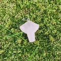 Handgefertigter Rosenquarz-Pilzanhänger mit Silberverschluss auf natürlichem grünem Moos - Pilzform (Mit Schwarzem Seil) / Rosenquarz